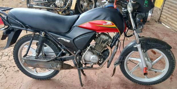 Honda CB 2025 Red