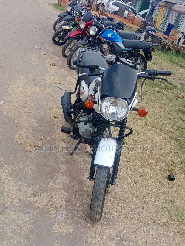 Bajaj Boxer 150 UG 2024 White - thumbnail 4