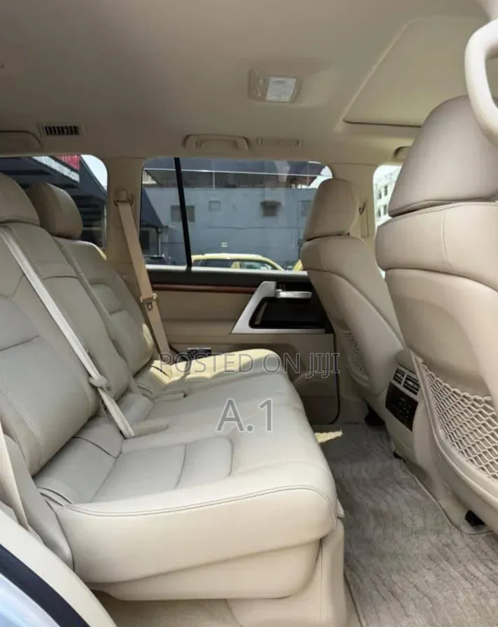 Toyota Land Cruiser 4.6 V8 ZX 2019 Silver