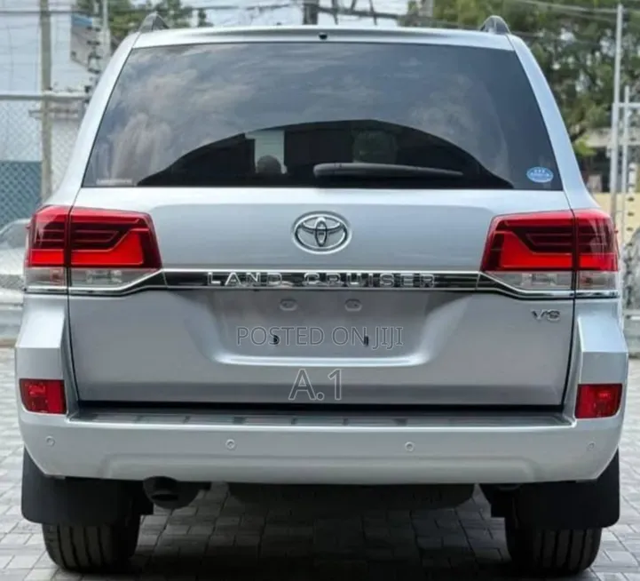 Toyota Land Cruiser 4.6 V8 ZX 2019 Silver