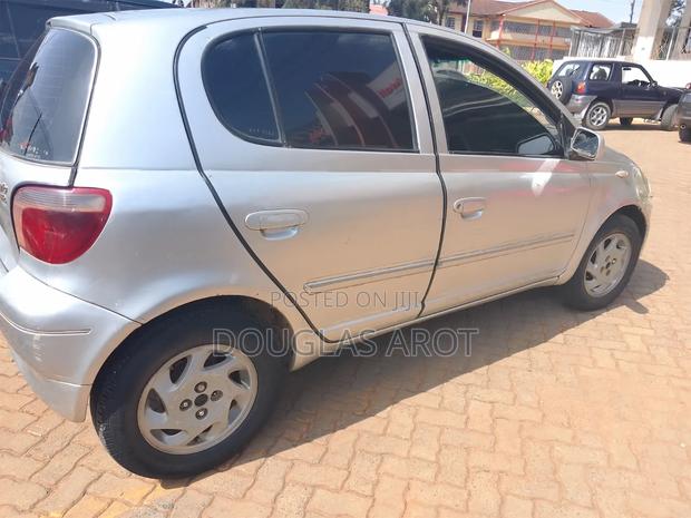 Toyota Vitz 1.3 AWD 3dr 2000 Gray - thumbnail 2