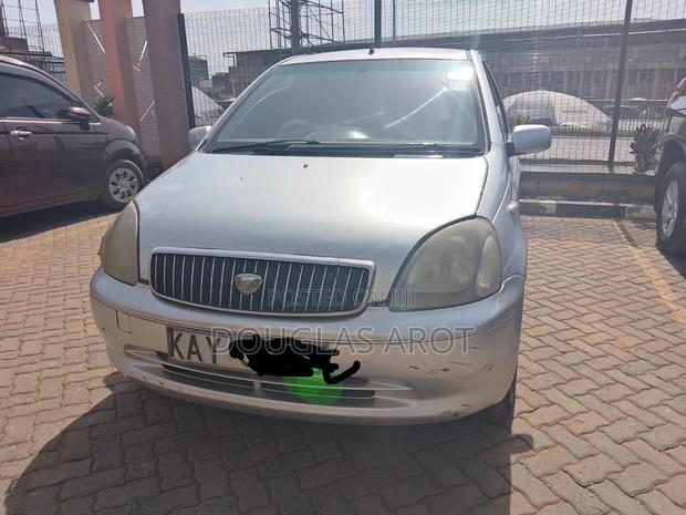 Toyota Vitz 1.3 AWD 3dr 2000 Gray - main view