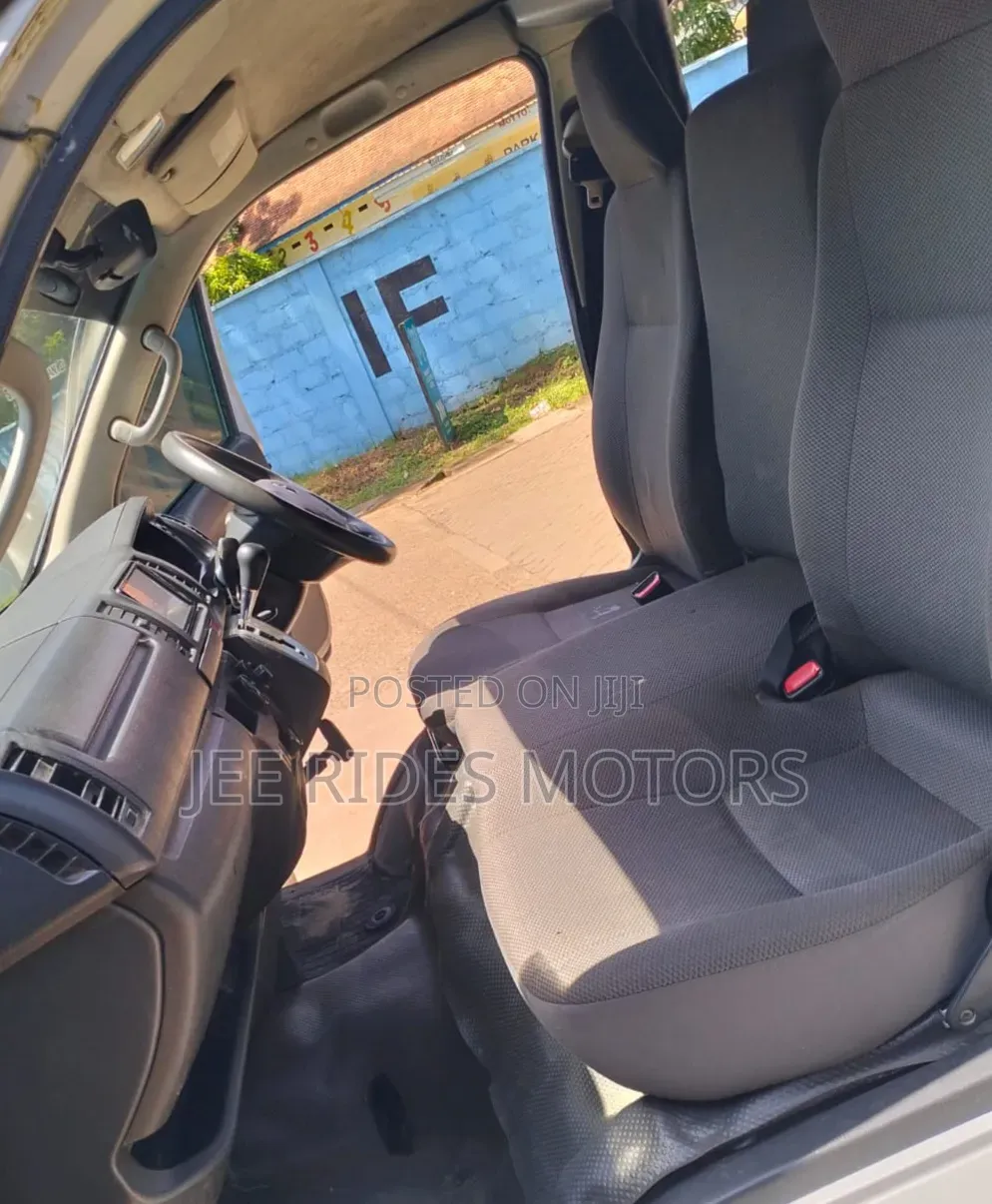 Toyota HiAce 2016 Silver