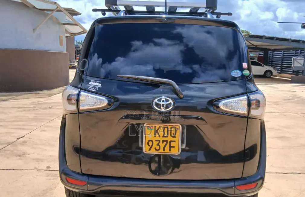Toyota Sienta 2017 Black