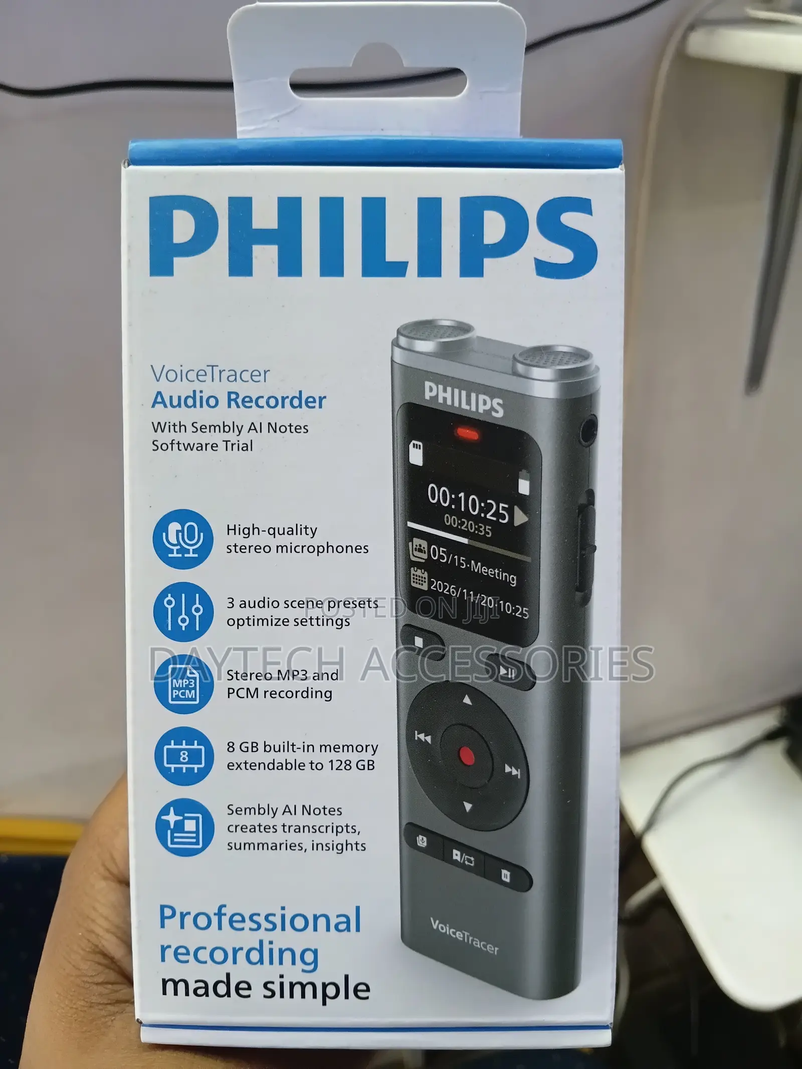 This Is a Philips Voicetracer Dvt2075 Audio Recorder in Silver.