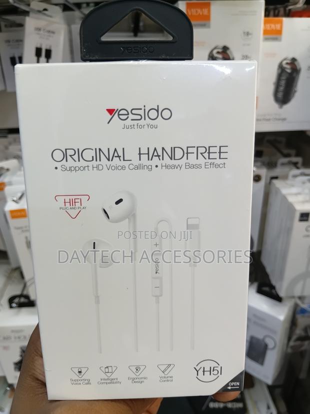 These Are Yesido Yh51 Lightning Wired Earphones in White.