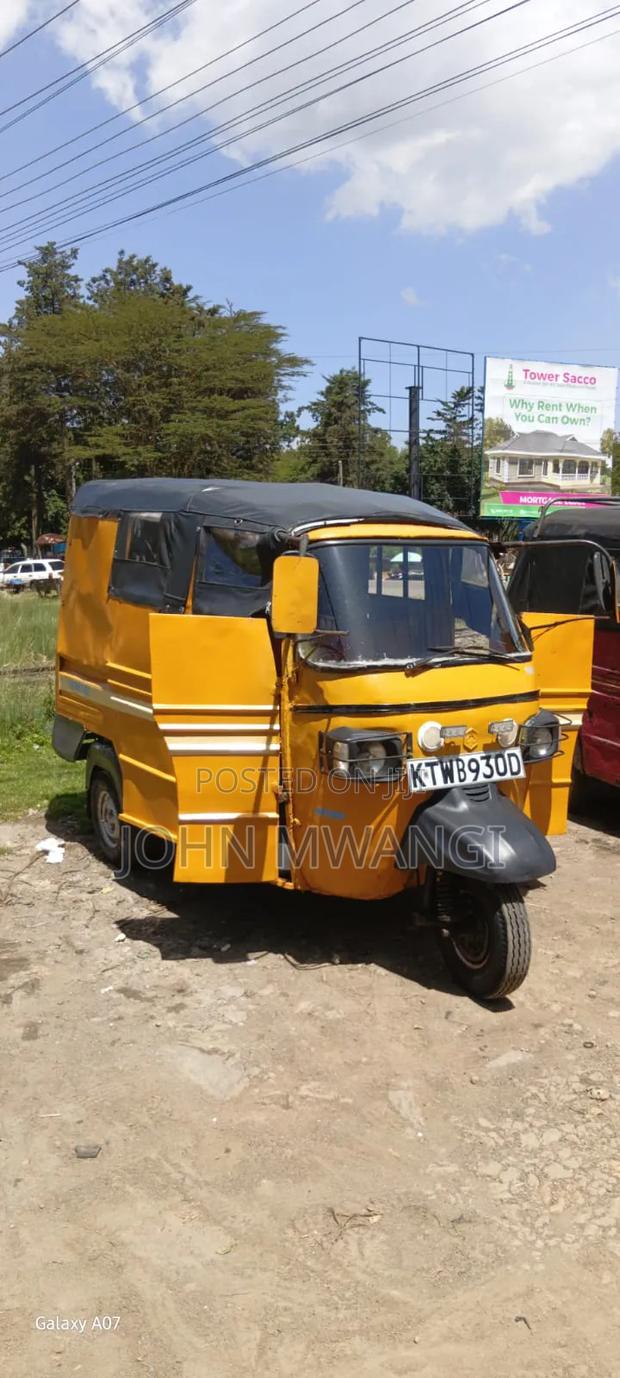 Piaggio 2019 Yellow - main view