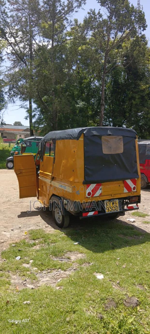 Piaggio 2019 Yellow - thumbnail 2