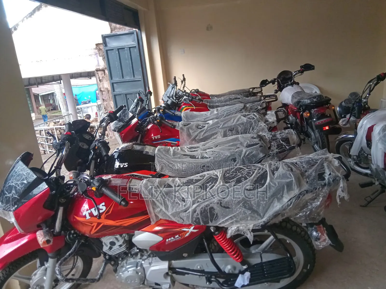 New TVS HLX 125 2023 Red