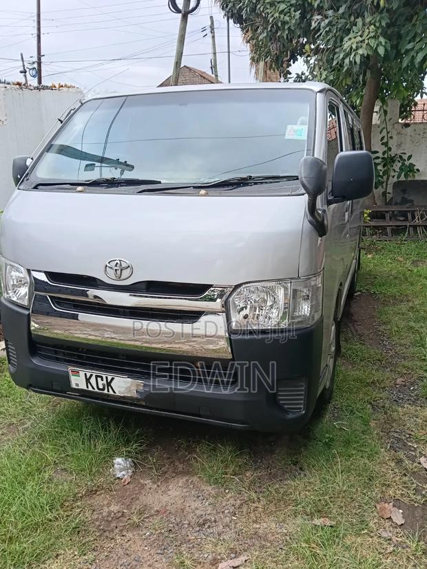 Toyota HiAce 2010 Silver - thumbnail 10