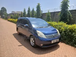 Toyota ISIS 2006 Blue