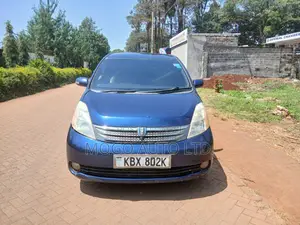 Toyota ISIS 2006 Blue
