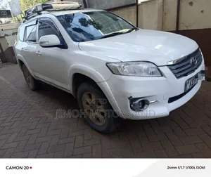 Toyota Vanguard 2011 White