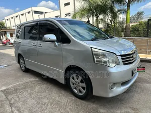 Toyota Noah 2.0 143hp FWD (7 Seater) 2013 Silver