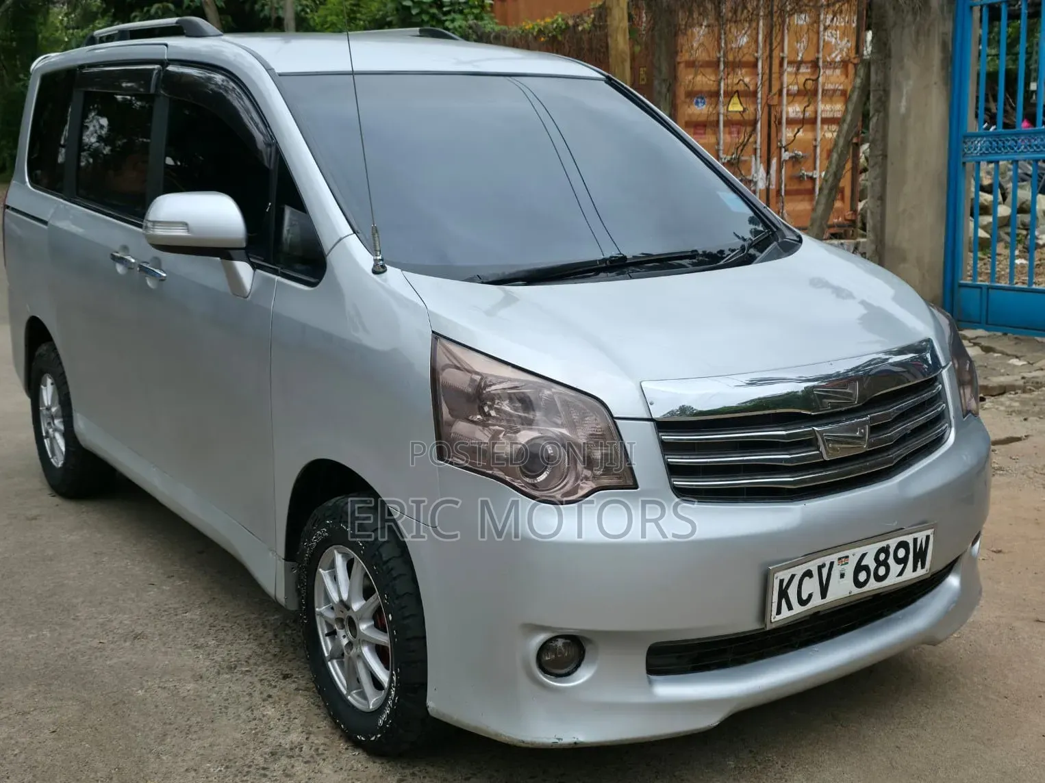 Toyota Noah 2012 Silver