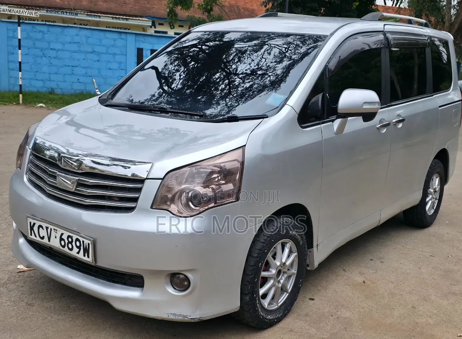 Toyota Noah 2012 Silver