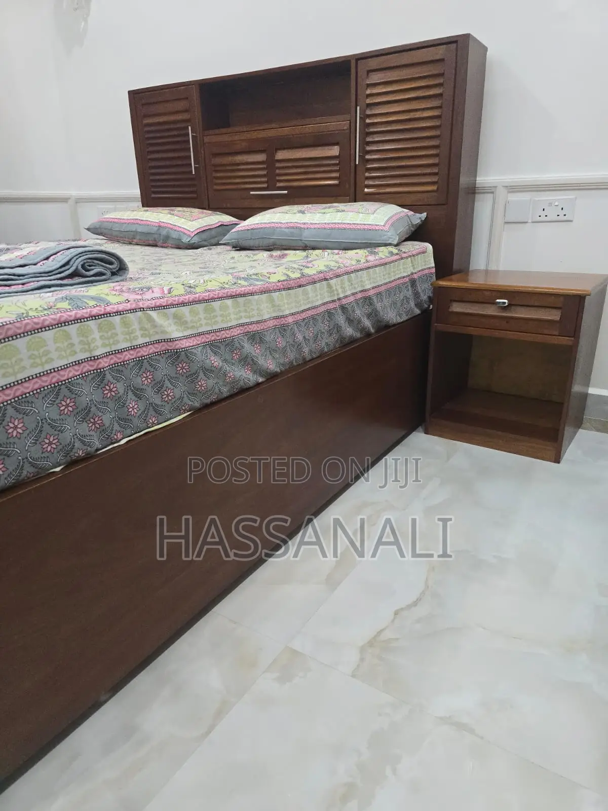 Hardwood Bed 5*6 With 2 Side Tables
