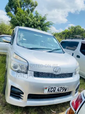 Toyota Voxy 2011 Silver