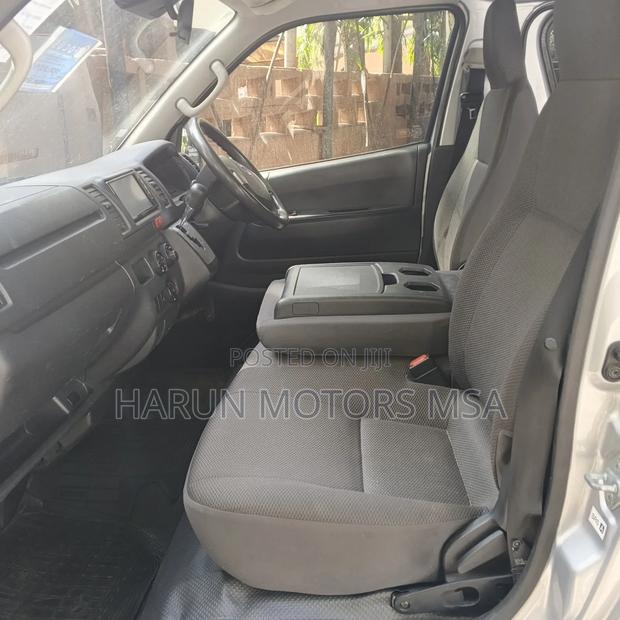Toyota HiAce 2018 Silver - thumbnail 3