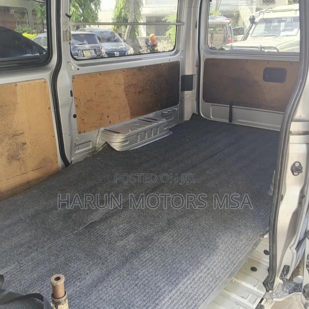 Toyota HiAce 2018 Silver - thumbnail 4