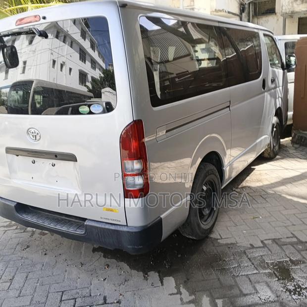 Toyota HiAce 2018 Silver - thumbnail 5