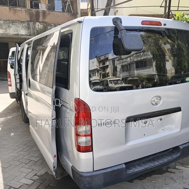Toyota HiAce 2018 Silver - thumbnail 7