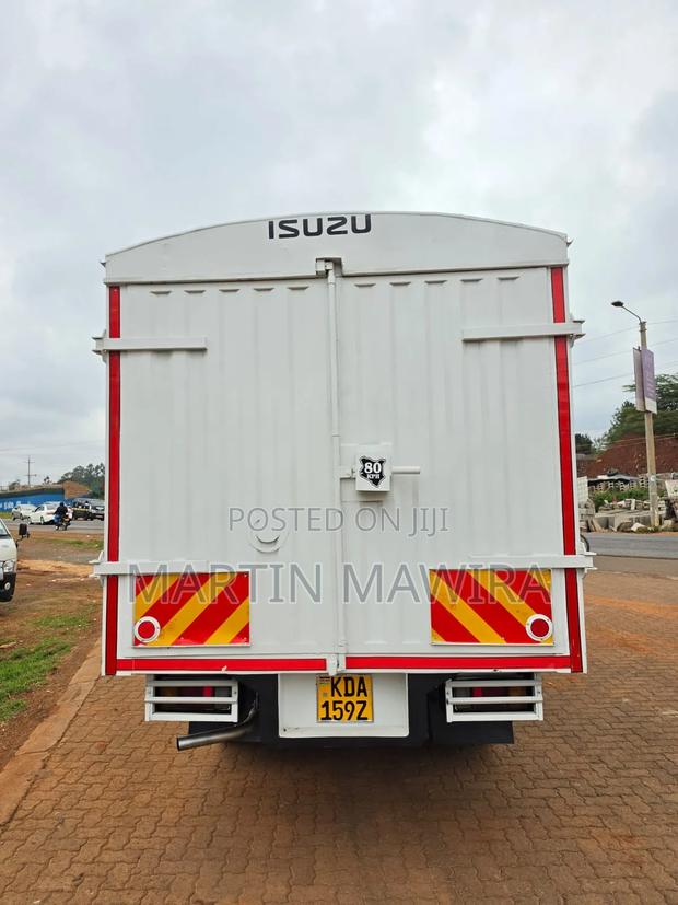 Isuzu NKR Lorry - thumbnail 6
