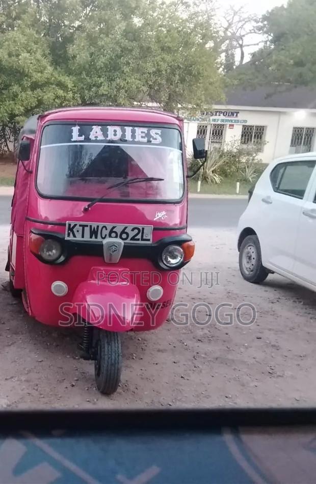 Piaggio Scooter 2023 Pink