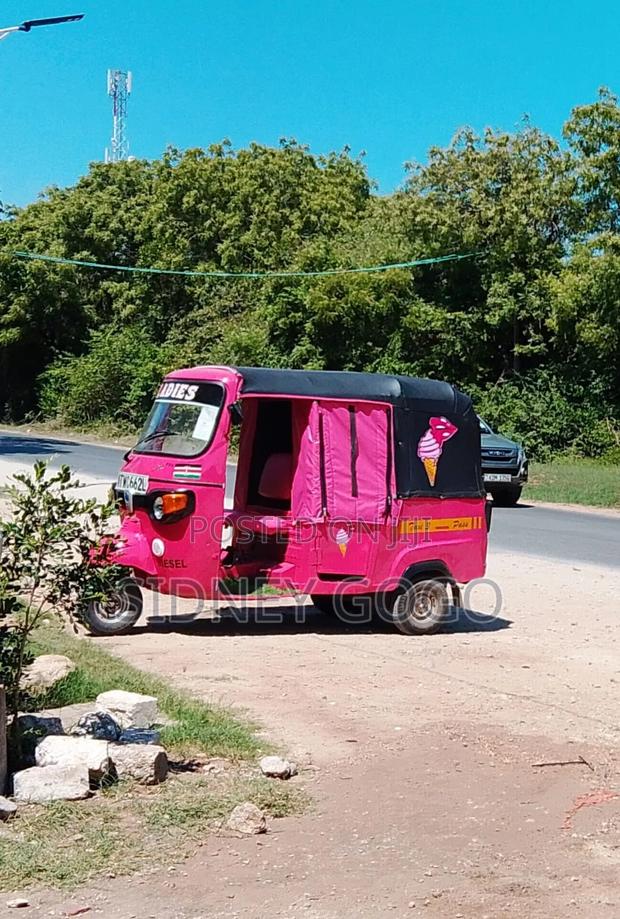 Piaggio Scooter 2023 Pink - thumbnail 3