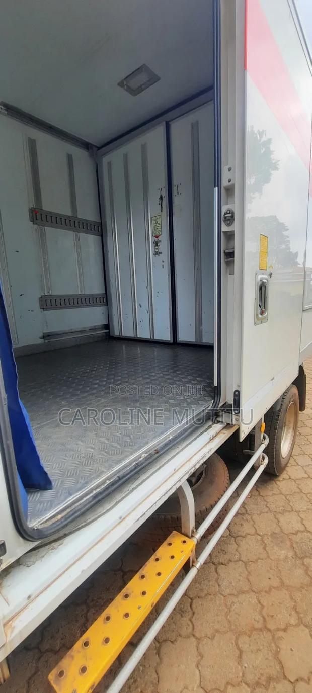 Isuzu Refrigerator Truck - thumbnail 5