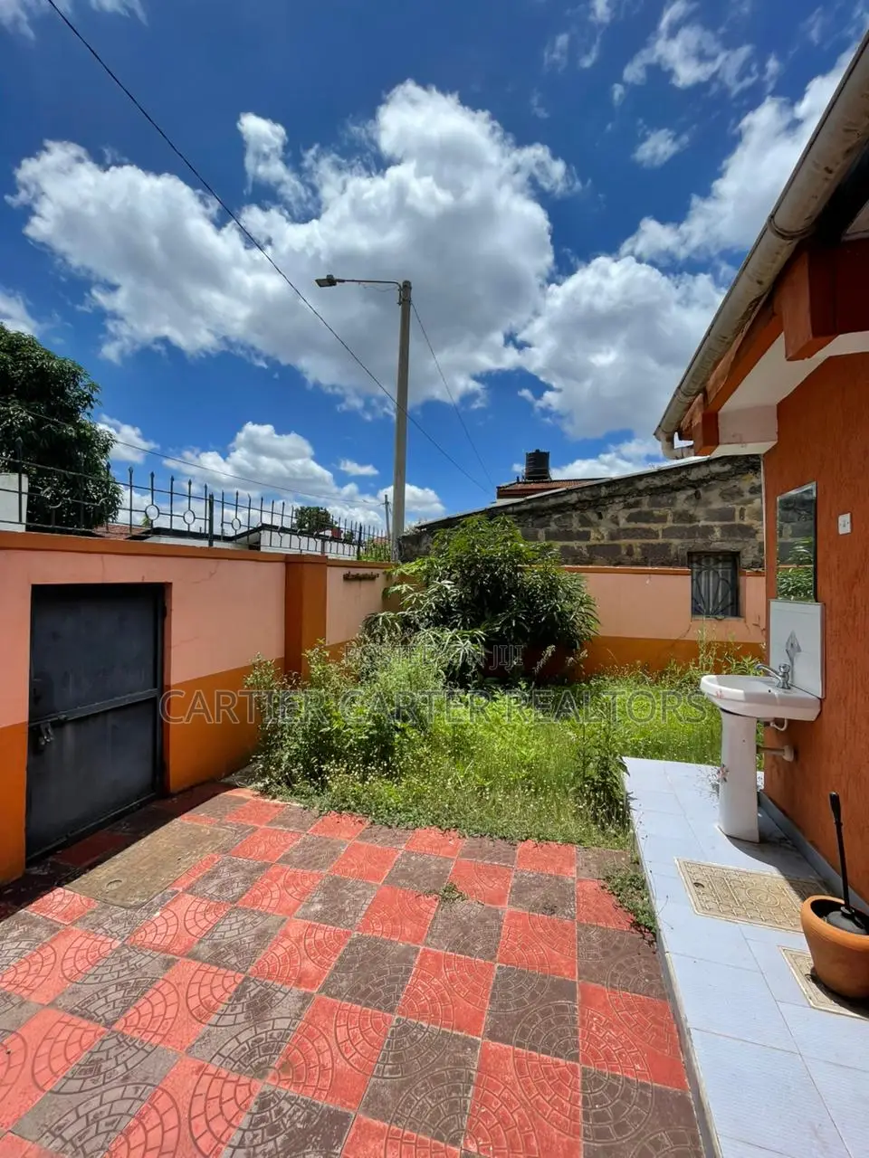 3bdrm Mansion in BuruBuru for sale