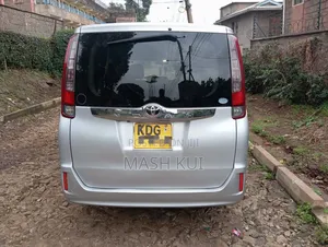 Toyota Noah 2014 Silver