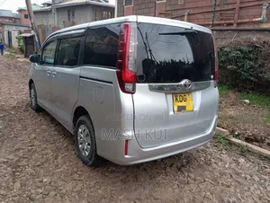 Toyota Noah 2014 Silver