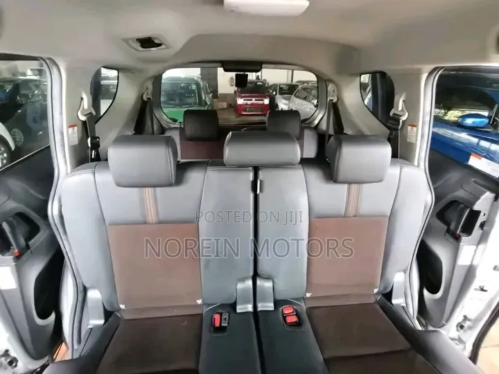 Toyota Sienta 1.5 AWD (6-seater) 2018 Silver