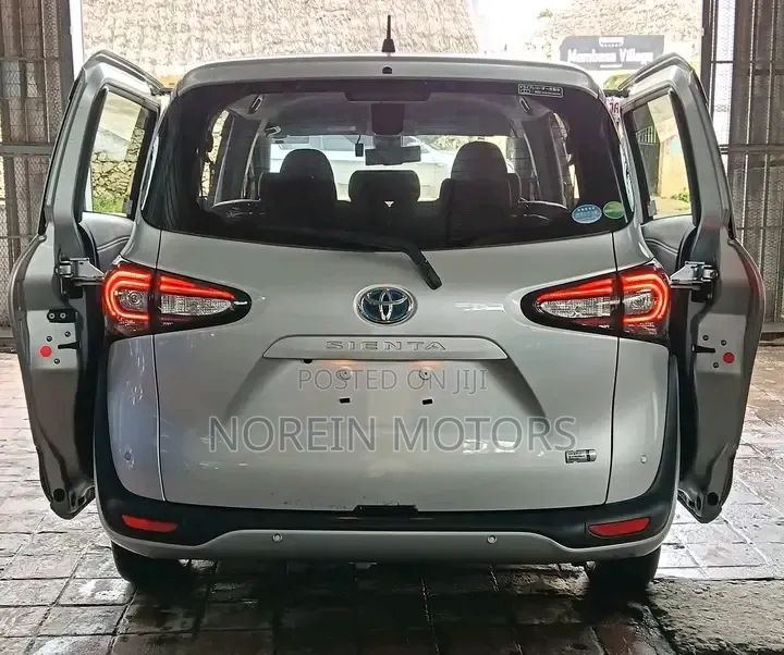 Toyota Sienta 1.5 AWD (6-seater) 2018 Silver