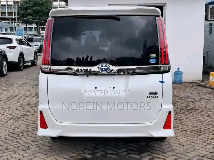 Toyota Noah 1.8 FWD Hybrid (7 seater) 2019 White