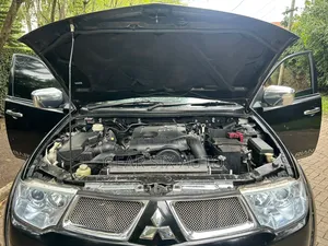 Mitsubishi L200 Double Cab 2.5 136hp 4WD 2013 Black