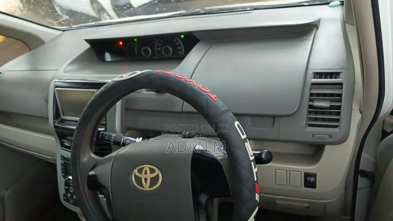 Toyota Noah 2010 White