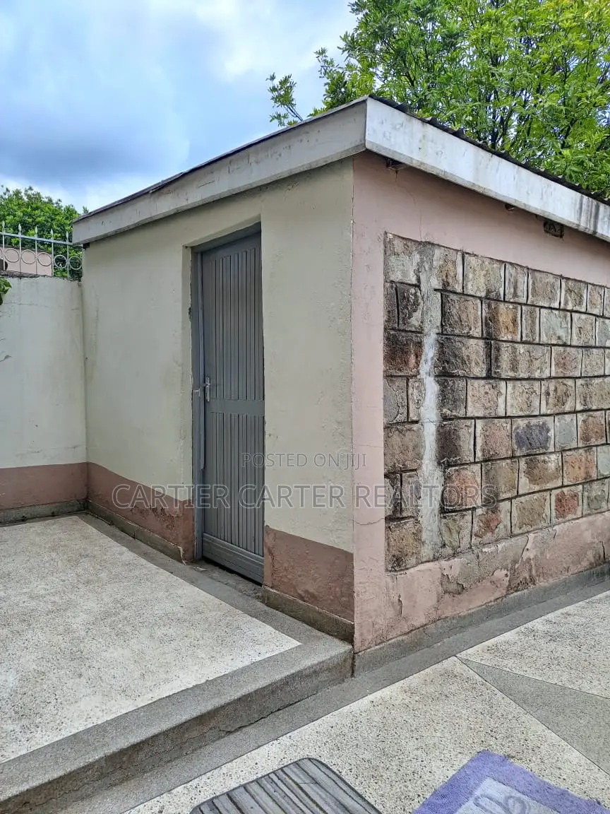 3bdrm Mansion in Greenfields for sale