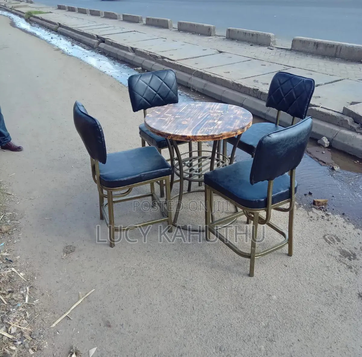 Round Mahogany Table With 4 Black Chairs