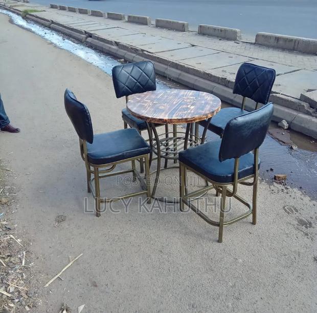 Round Mahogany Table With 4 Black Chairs