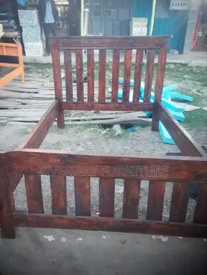 Brown Wooden 41/2*6 Bed