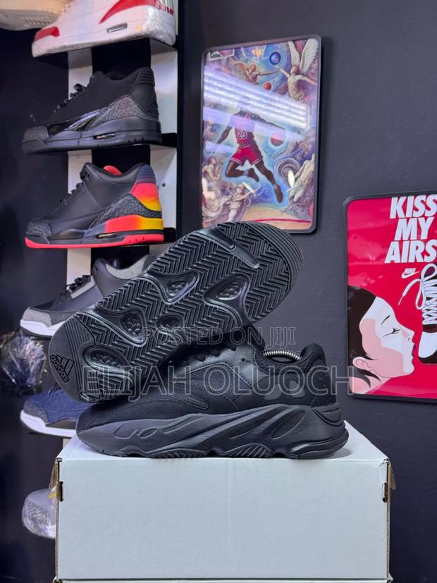 Adidas Yeezy Boost 700 Sneaker in the "Utility Black" - thumbnail 4