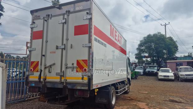 Isuzu Elf Truck Refrigerated - thumbnail 2