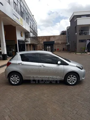 Toyota Vitz 2016 Silver