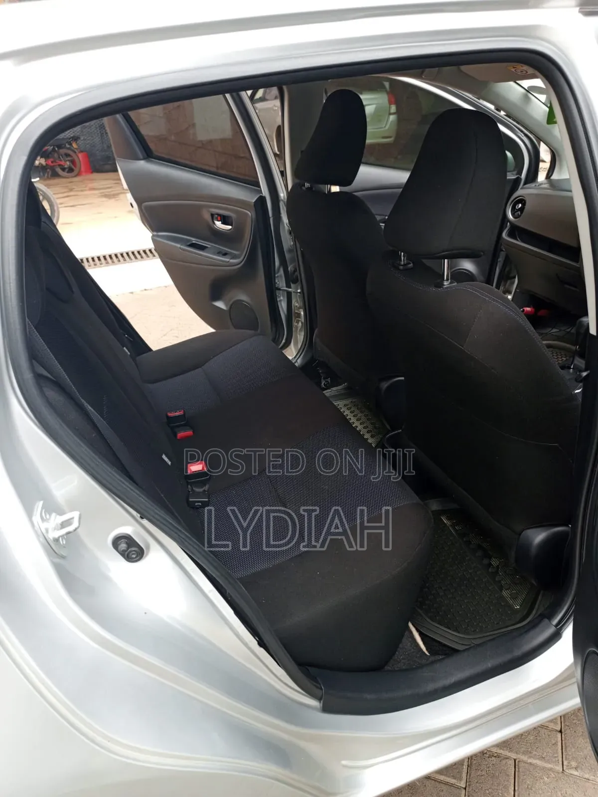 Toyota Vitz 2016 Silver