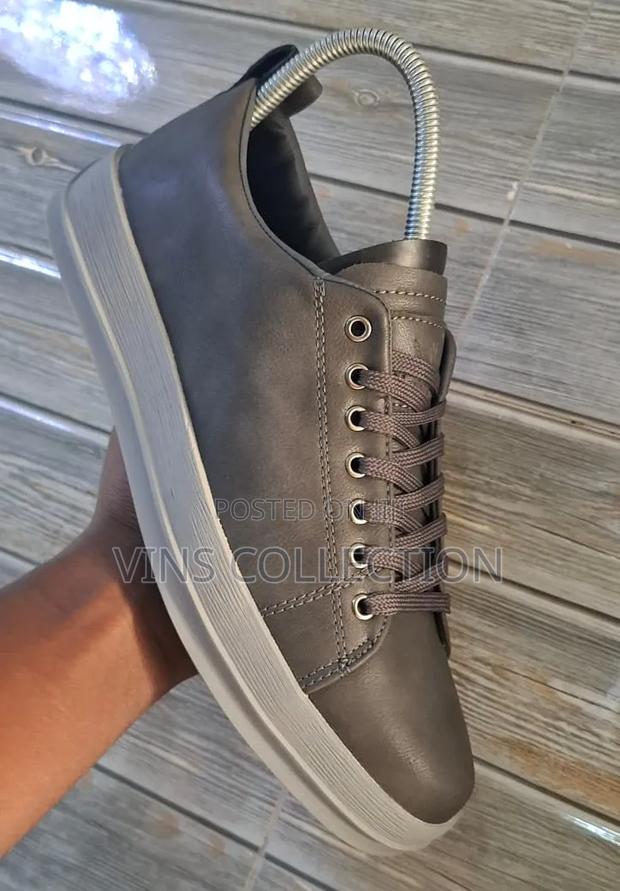Right Man Casuals - thumbnail 3