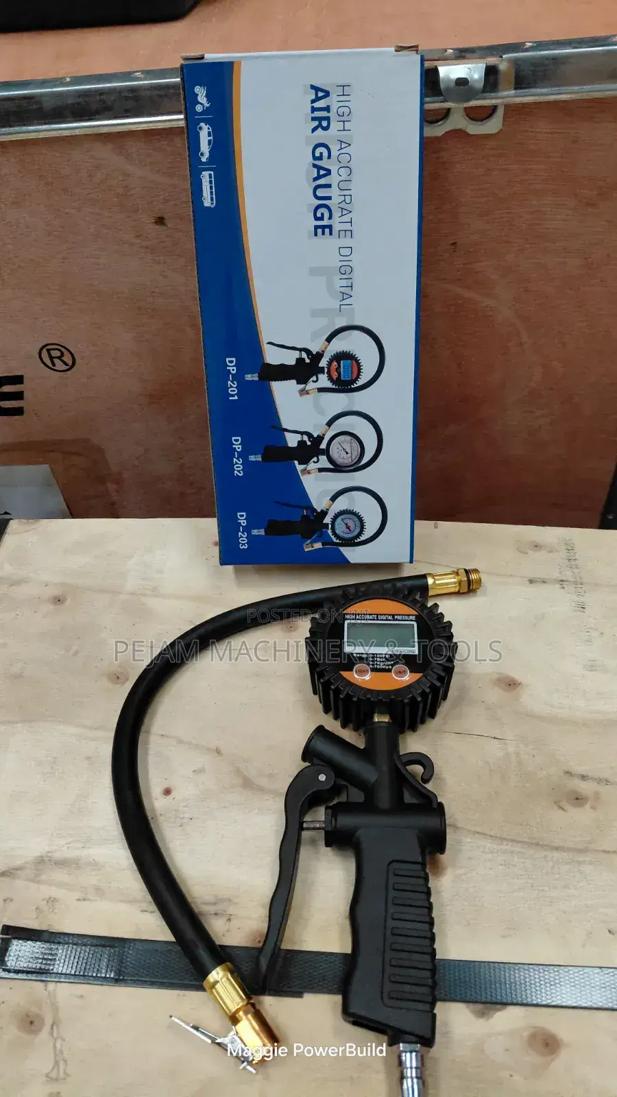 High-Accuracy Digital Air Gauge for Inflating/Measuring Tire Pressure