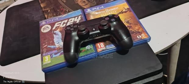 Playstation 4 - thumbnail 2