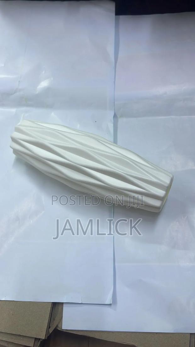 Nordic Unbreakable Wavy Vase – Plastic
- Ny - main view